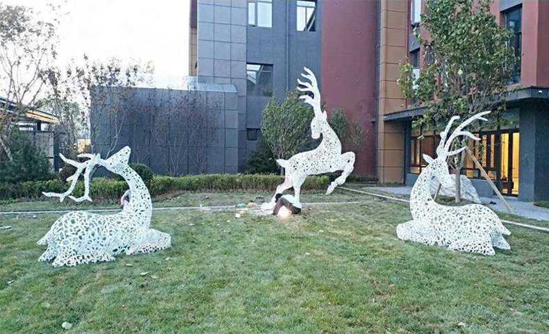 不銹鋼鹿，不銹鋼鏤空鹿，鏤空鹿景觀擺件，鏤空鹿雕塑，河北不銹鋼鹿廠家3.jpg