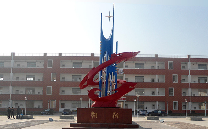 不銹鋼雕塑制作完成之后，需要對表面進行打磨噴漆，這樣才可以獲得想要的表面效果，不銹鋼雕塑打磨噴漆有一些注意事項，下面給大家介紹一下。